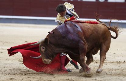 El Juli, con el segundo toro de su tarde, 'Licenciado'.