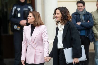 La alcaldesa de Alcalá y presidenta de la FMM, Judith Piquet, camina de la mano de la presidenta de la Comunidad de Madrid, Isabel Díaz Ayuso, el pasado 17 de enero.