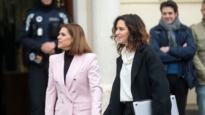 La alcaldesa de Alcalá y presidenta de la FMM, Judith Piquet, camina de la mano de la presidenta de la Comunidad de Madrid, Isabel Díaz Ayuso, el pasado 17 de enero.