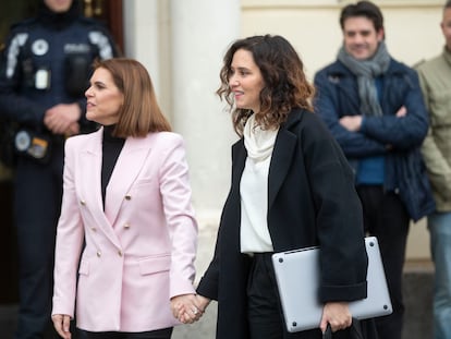 La alcaldesa de Alcalá y presidenta de la FMM, Judith Piquet, camina de la mano de la presidenta de la Comunidad de Madrid, Isabel Díaz Ayuso, el pasado 17 de enero.