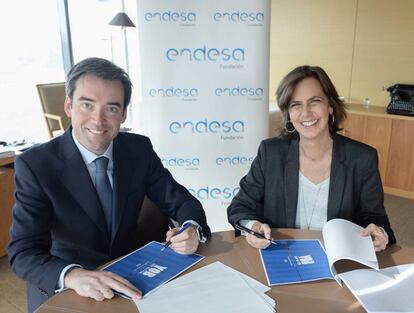 Firma del acuerdo entre el director de la Fundación Endesa, Carlos Gómez-Múgica con la directora de la Fundación 'Lo que de Verdad Importa', María Franco.