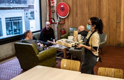 Giannina De Nicola sirve a unos clientes en el restaurante La Francachela. ÁLVARO GARCÍA