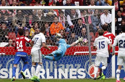 El portero del Real Madrid Kiko Casilla (c) no puede detener el gol lanzado por el centrocampista del Sporting de Gijón Mikel Vesga, el segundo del equipo.