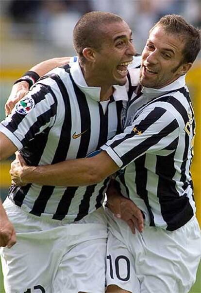 Del Piero (a la derecha) abraza a Trezeguet tras marcar el francés.