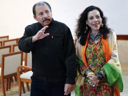 Daniel Ortega y Rosario Murillo saludan a los periodistas.