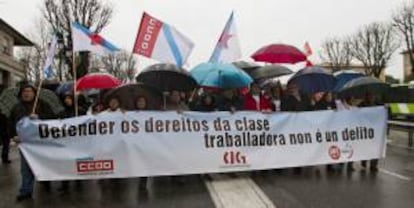 Miembros de los sindicatos UGT, CCOO y CIG junto con varios miles de ciudadanos vigueses han recorrido hoy las calles de la ciudad para solicitar el indulto de los sindicalistas Serafín Rodríguez (CIG) y Carlos Rivas (UGT), condenados a tres años de cárcel por su participación en un piquete informativo durante la huelga de transporte en 2008.