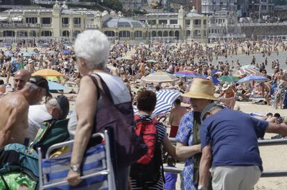 La playa de La Concha, abarrotada al mediodía del jueves.