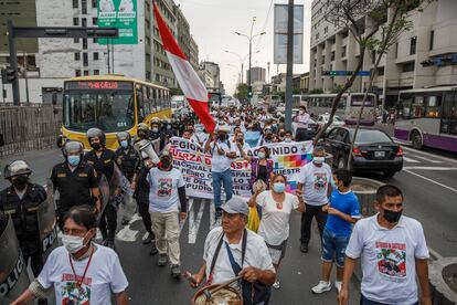 Seguidores del presidente Castillo exigen el cierre del Congreso para que el presidente gobierne por decreto, durante una marcha celebrada en Lima, Perú, esta semana.