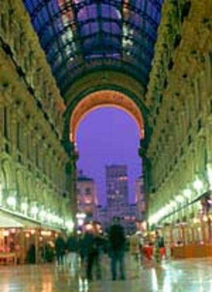 Compradores en la galería comercial Vittorio Emanuele II, en la ciudad italiana de Milán.