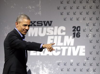 Barack Obama saluda a la audiencia en el South by Southwest Festival, en Austin, Texas. 