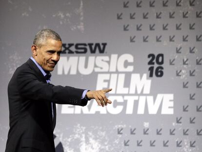 Barack Obama saluda a la audiencia en el South by Southwest Festival, en Austin, Texas. 