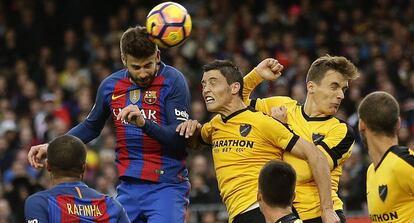 Piqué remata durant el partit contra el Màlaga.