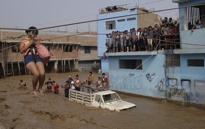Una mujer es trasladada en un arnés a causa de las inundaciones en Lima, Perú. Las lluvias intensas y los deslizamientos de lodo en los últimos tres días han causado estragos y atrapado a los residentes de Lima.