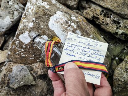 Un pequeño papel con letras de tinta azul y una pulsera con la bandera de España de José Luis Bernal, gaditano de 65 años y militar naval jubilado.