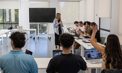 Estudiantes atienden a una clase en el Centro de Formación Profesional La Otra FP, en Las Rozas, Madrid.