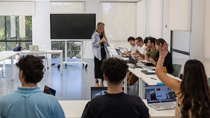 Estudiantes atienden a una clase en el Centro de Formación Profesional La Otra FP, en Las Rozas, Madrid.