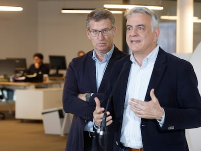 El presidente del PP, Alberto Núñez Feijóo (izquierda), flanquea al candidato popular a lehendakari, Javier de Andrés, durante un acto en la pasada campaña para las elecciones vascas.