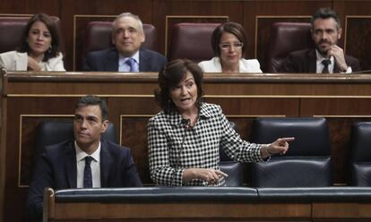 La vicepresidenta del Gobierno, Carmen Calvo, durante una sesión de control al Gobierno.