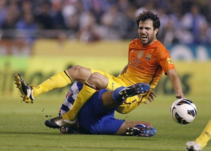 Cesc cae ante la entrada de un jugador del Depor.