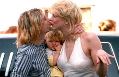 Kurt Cobain junto a Courtney Love y Frances Bean en la ceremonia de entraga de los MTV Video Music Awards en 1993.