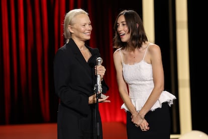 Pamela Anderson y la directora Gia Coppola reciben el premio especial del jurado por 'The Last Showgirl'. 
