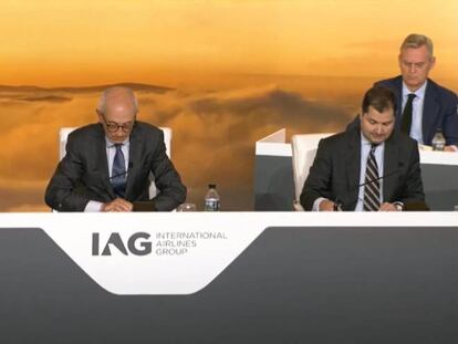 El consejero delegado de IAG, Luis Gallego, y su presidente, Javier Ferrán, durante la junta de accionistas celebrada hoy en Madrid.