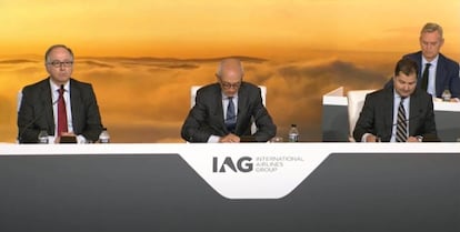 El consejero delegado de IAG, Luis Gallego, y su presidente, Javier Ferrán, durante la junta de accionistas celebrada hoy en Madrid.