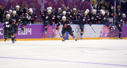 El equipo de EEUU celebra la victoria ante Rusia por 3-2 en el partido de hockey de la ronda preliminar del grupo A en los Juegos de Sochi.