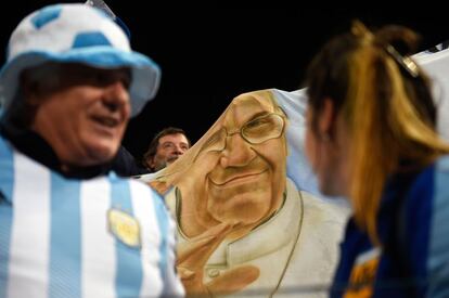 Un argentino celebra la victoria de su selección con una imagen del papa Francisco en el estadio Arena Corinthians en São Paulo.