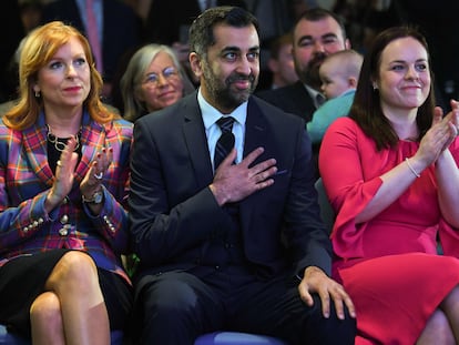 Humza Yousaf, nuevo líder del Partido Nacional Escocés, en el momento del anuncio de su elección, este lunes en Edimburgo, entre las candidatas Ash Regan (izquierda) y Kate Forbes.