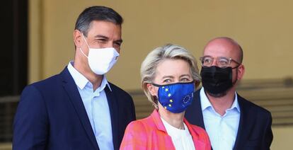 La presidenta de la Comisión Europea, Ursula Von der Leyen,el presidente del Consejo Europeo, Charles Michel, y el presidente del Gobierno, Pedro Sánchez, en su visita a la base de Torrejón de Ardoz (Madrid).