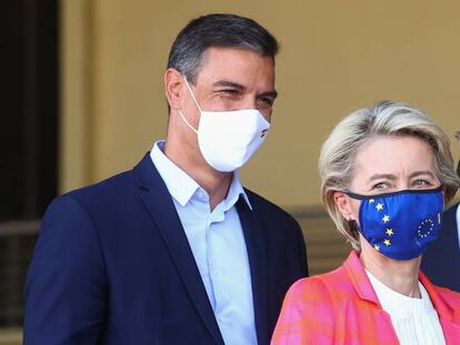 La presidenta de la Comisión Europea, Ursula Von der Leyen,el presidente del Consejo Europeo, Charles Michel, y el presidente del Gobierno, Pedro Sánchez, en su visita a la base de Torrejón de Ardoz (Madrid).