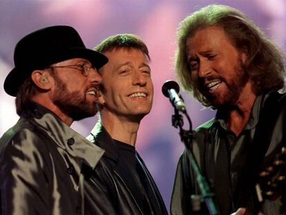 De izquierda a derecha: Maurice, Robin y Barry Gibb, Bee Gees. 