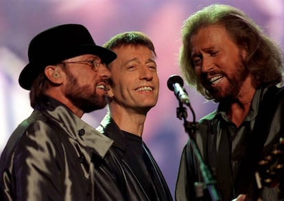 De izquierda a derecha: Maurice, Robin y Barry Gibb, Bee Gees. 