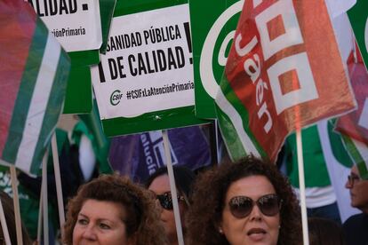Concentración de sindicatos médicos en defensa de la atención primaria en Sevilla.