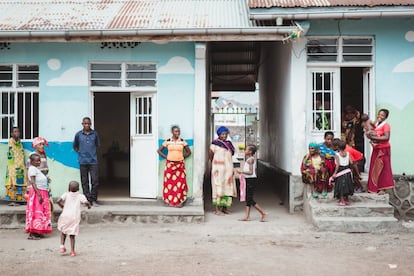 Varias pacientes delante de su alojamiento temporal en el hospital Heal Africa. Pueden tener a sus hijos con ellas durante la estancia.