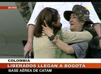 Ingrid Betancourt abraza a su madre, a su llegada a Bogotá tras ser liberada