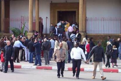 Subsaharianos y europeos salen de misa en la catedral de Rabat,  el 5 de febrero.