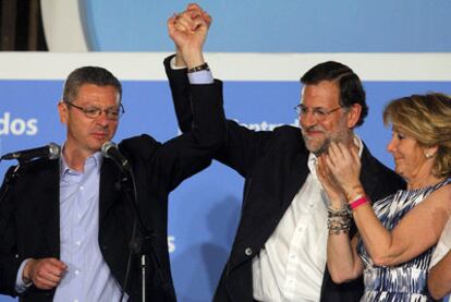 Ruiz-Gallardón, Rajoy y Aguirre celebran la victoria del PP en el balcón de la sede del partido.