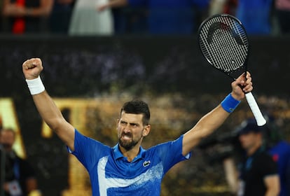 Djokovic celebra la victoria contra Alcaraz, este martes en la Rod Laver Arena de Melbourne.