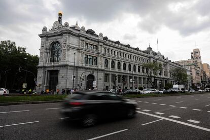 Ambiente en la madrileña calle de Alcalá, con el edificio que alberga el Banco de España, al fondo.