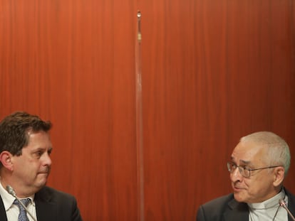 El presidente de la comisión que investiga la pederastia en la Iglesia de Portugal, Pedro Strecht, y el presidente de la Conferencia Episcopal, José Ornelas, en Lisboa.