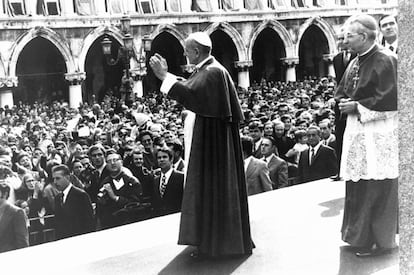 El papa Pablo VI saluda al público congregado en la plaza de San Marcos en Venecia, en presencia de su gran amigo y sucesor el cardenal Albino Luciani, en una visita a la ciudad en 1972. Otros dos papas del siglo XX, Pío X y Juan XXIII, habían sido también patriarcas de Venecia.