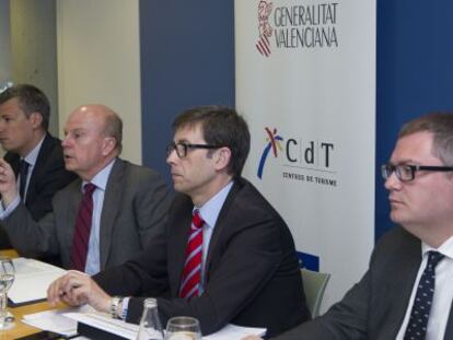 El consejero de Economía, Máximo Buch, preside una reunión de trabajo con empresarios del sector turístico.