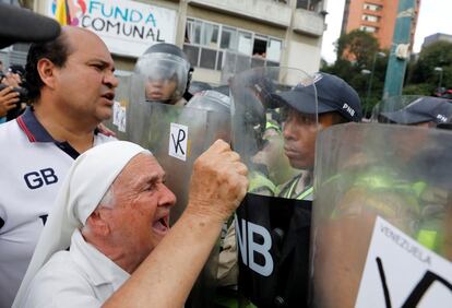 Una monja protesta contra la policía antidisturbios durante la manifestación. 
