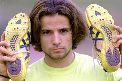 El atleta Yago Lamela muestra sus zapatillas de deporte, en septiembre de 2000.