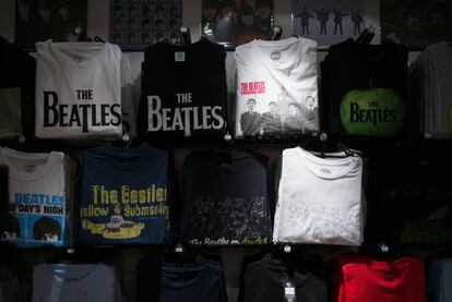 Camisetas de los Beatles comercializadas en una tienda de Liverpool