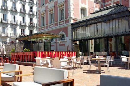 Es posible contemplar la ciudad con otros ojos y desde otras perspectivas. Por ejemplo, desde la terraza de la Casa América, un activo centro cultural asentado en el Palacio de Linares y orientado a difundir la cultura iberoamericana desde la castiza plaza de Cibeles. Las antiguas tomateras han dado paso a enredaderas en la zona de mesas para comer o cenar al aire libre, con carta mediterránea de Benjamín Bensoussan, chef del restaurante Cien Llaves, ubicado en el interior del palacio. Algo más arriba se encuentra la zona de copeo, con actuaciones en directo y un toque `chill out´ ibicenco, especialmente de noche. El palacio acoge también un selecto club para empedernidos fumadores de puros habaneros. El germen de todo está en la vecina coctelería Le Cabrera (Bárbara de Braganza, 2), un moderno gastrobar donde era posible cenar y copear, incluso de madrugada. Abre viernes y sábados de 18 a 2.30 (resto de días hasta 2.00).