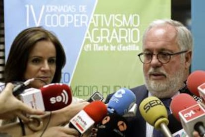 El ministro de Agricultura, Alimentación y Medio Ambiente, Miguel Arias Cañete, junto a la consejera de Agricultura de la Junta de Castilla y Leon, Silvia Clemente, momentos antes de la inauguración hoy, en Valladolid, de las IV Jornadas sobre Cooperativismo Agrario.