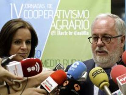 El ministro de Agricultura, Alimentación y Medio Ambiente, Miguel Arias Cañete, junto a la consejera de Agricultura de la Junta de Castilla y Leon, Silvia Clemente, momentos antes de la inauguración hoy, en Valladolid, de las IV Jornadas sobre Cooperativismo Agrario.